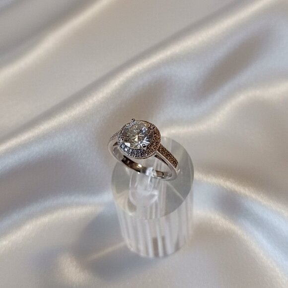 Silver Tone Simulated Moissanite Halo Engagement Promise Ring Size 8 NWOT - Picture 10 of 10